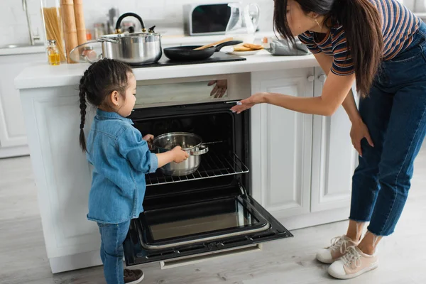 Mor Pekar Ugnen Nära Asiatisk Unge Med Pan — Stockfoto