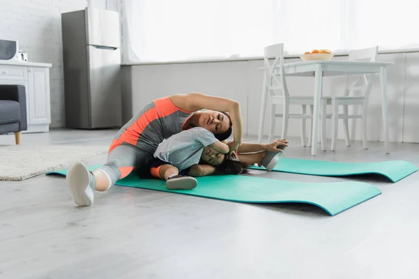 Asyalı Anne Çocuk Spor Minderinde Birlikte Esniyorlar — Stok fotoğraf