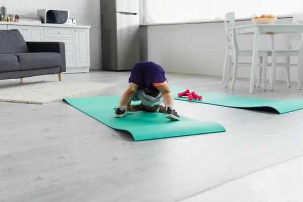 Asiatisches Kind Hat Spaß Auf Fitnessmatte Hause — Stockfoto