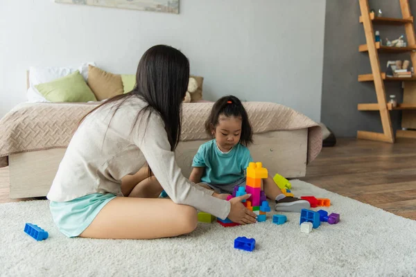 Asiático Niño Sentado Cerca Madre Con Bloques Construcción Dormitorio — Foto de Stock