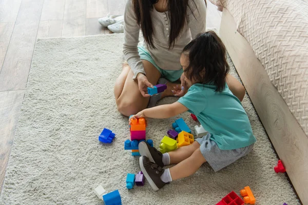 Asian Kid Playing Building Blocks Mom Home — Stock Photo, Image