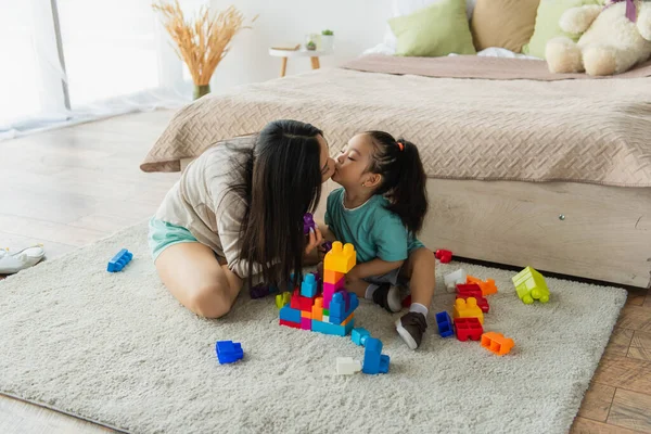 Asiática Mãe Filha Beijando Perto Blocos Construção Casa — Fotografia de Stock