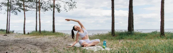 Jovem Mulher Sentada Com Pernas Cruzadas Alongamento Floresta Banner — Fotografia de Stock