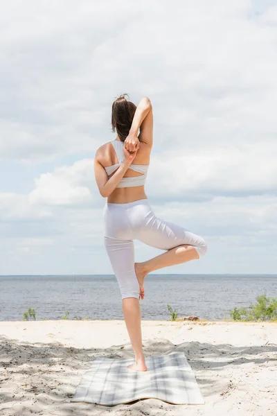 Vue Arrière Brune Femme Pieds Nus Pratiquant Yoga Forêt — Photo