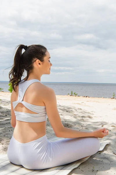 Young Brunette Woman Closed Eyes Meditating Yoga Mat — Stock Photo, Image