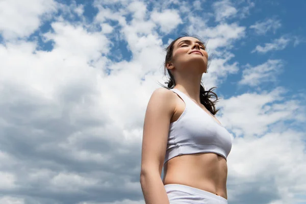 Bulutlu Mavi Gökyüzüne Karşı Mahsul Içinde Genç Bir Kadının Düşük — Stok fotoğraf