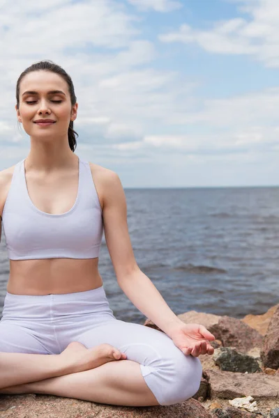 Cheerful Woman Sportswear Sitting Lotus Pose While Meditating Sea — Stock Photo, Image