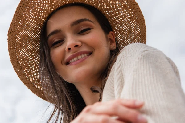 Vista Ángulo Bajo Mujer Joven Feliz Sombrero Paja Mirando Cámara — Foto de Stock