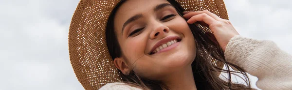 Low Angle View Happy Young Woman Straw Hat Looking Camera — Stock Photo, Image