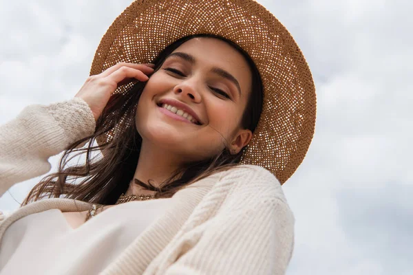 Bajo Ángulo Vista Alegre Joven Mujer Sombrero Paja Mirando Cámara — Foto de Stock