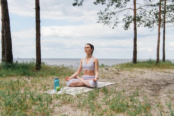 Spor Kıyafetli Esmer Kadın Lotus Poz Verip Yoga Minderinde Meditasyon — Stok fotoğraf