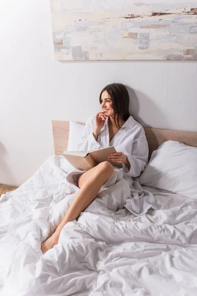 Mujer Feliz Sonriendo Mirando Hacia Otro Lado Mientras Sostiene Libro —  Fotos de Stock