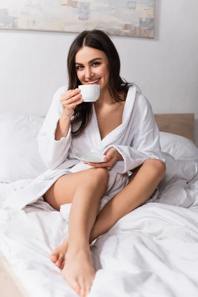 Genç Mutlu Bir Kadın Elinde Fincan Tabağıyla Kahve Içiyor — Stok fotoğraf