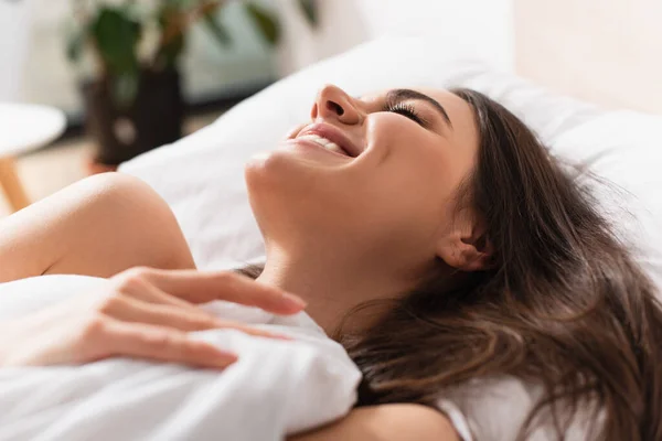 Feliz Jovem Mulher Sorrindo Enquanto Deitado Cama — Fotografia de Stock