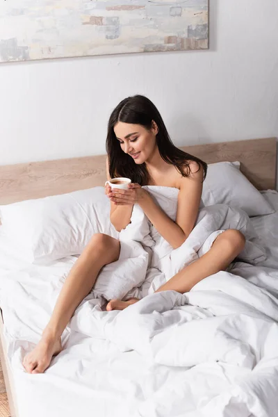 Mulher Morena Sorrindo Enquanto Segurando Xícara Café Cama — Fotografia de Stock