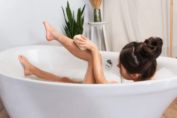 Jovem Mulher Com Coque Cabelo Tomando Banho Com Com Loofah — Fotografia de Stock