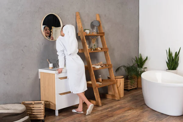 Mujer Albornoz Con Toalla Cabeza Cepillarse Los Dientes Baño Cerca — Foto de Stock