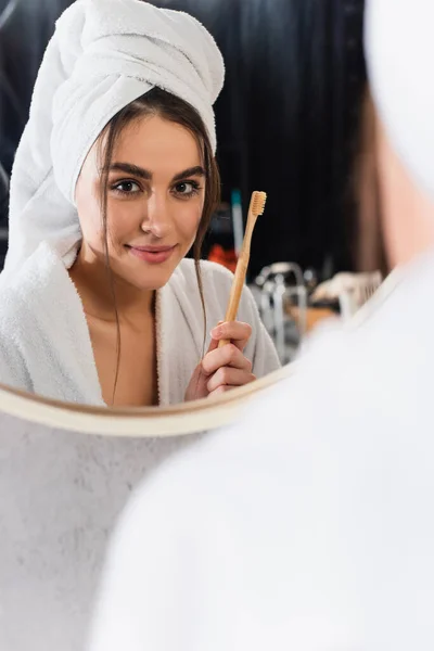 Reflejo Mujer Albornoz Con Toalla Cabeza Sosteniendo Cepillo Dientes Cerca — Foto de Stock