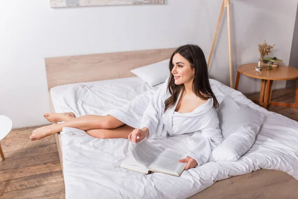 Mulher Satisfeita Roupão Deitado Cama Com Livro — Fotografia de Stock