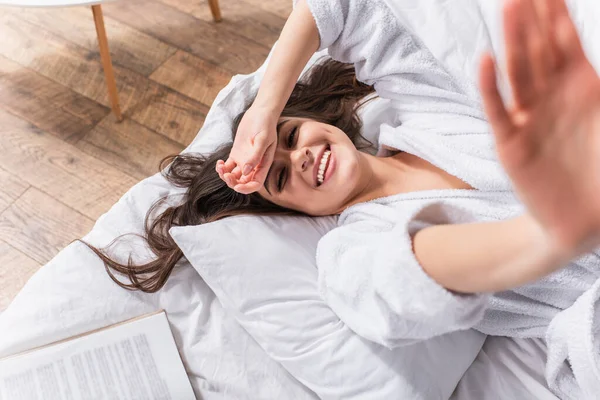 Bovenaanzicht Van Jonge Glimlachende Vrouw Wit Badjas Liggen Buurt Boek — Stockfoto