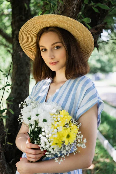 Jeune Femme Chapeau Soleil Tenant Des Fleurs Dans Parc — Photo