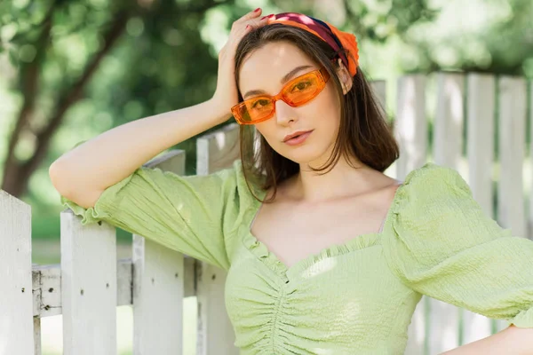 Mujer Bonita Pañuelo Para Cabeza Gafas Sol Pie Cerca Valla — Foto de Stock