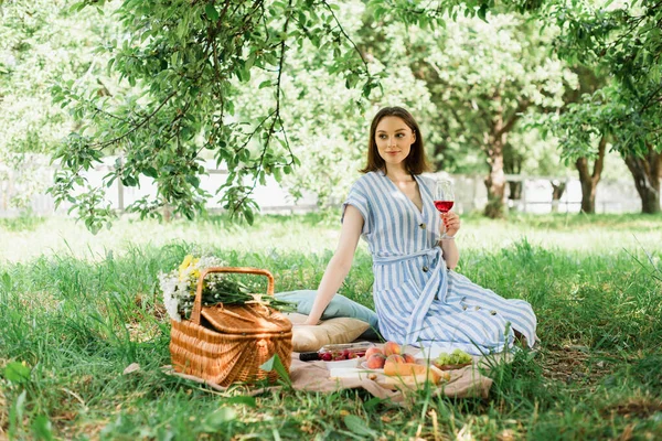 Mooie Vrouw Met Wijn Buurt Van Fruit Bloemen Het Park — Stockfoto
