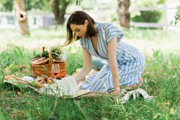 Zijaanzicht Van Een Vrouw Die Boek Leest Buurt Van Een — Stockfoto