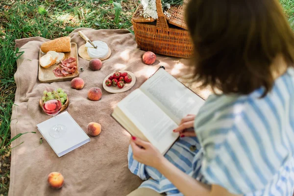 Deliciosa Comida Vino Cerca Libro Lectura Mujer Primer Plano Borrosa — Foto de Stock