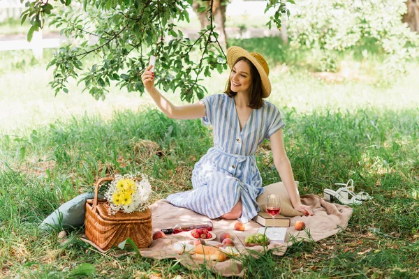 Веселая Женщина Делает Селфи Смартфоне Время Пикника Парке — стоковое фото