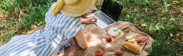 Top View Woman Sun Hat Using Laptop Food Park Banner — Stock Photo, Image