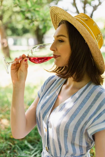 Sisi Tampilan Wanita Topi Matahari Minum Anggur Taman — Stok Foto