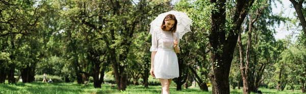 Mulher Sorridente Vestido Segurando Guarda Chuva Parque Banner — Fotografia de Stock