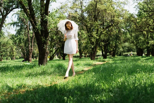 Vrolijke Vrouw Met Witte Paraplu Wandelen Het Park — Stockfoto