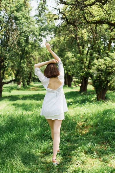 Vista Posteriore Della Donna Bruna Abito Bianco Che Cammina Nel — Foto Stock