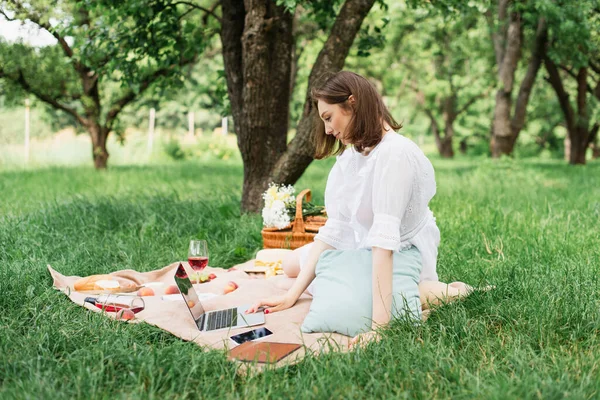 Seitenansicht Einer Frau Mit Laptop Der Nähe Von Essen Wein — Stockfoto