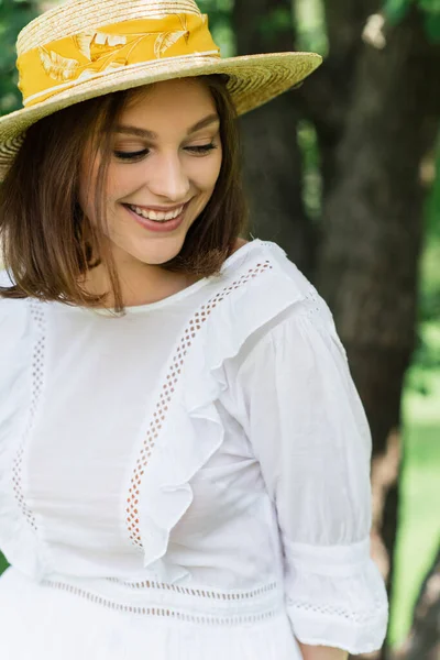 Χαρούμενη Γυναίκα Καπέλο Που Στέκεται Στο Πάρκο — Φωτογραφία Αρχείου