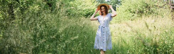 Femme Robe Tenant Chapeau Soleil Tout Marchant Dans Parc Bannière — Photo