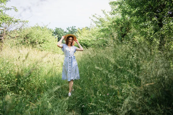 Красива Жінка Сонячним Капелюхом Йде Траві Літньому Парку — стокове фото