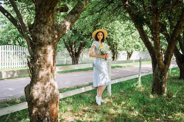 Жінка Сукні Тримає Букет Хризантем Біля Паркану Парку — стокове фото