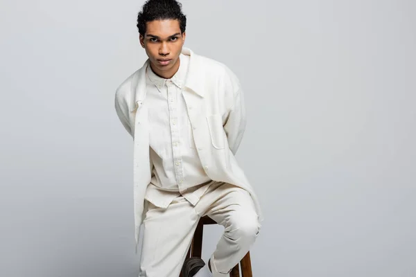 Hombre Afroamericano Moda Traje Blanco Posando Taburete Con Las Manos — Foto de Stock