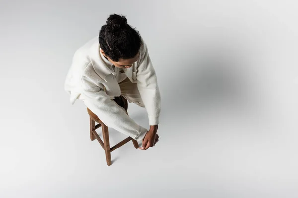 Overhead View African American Guy White Clothes High Stool Grey — Stock Photo, Image