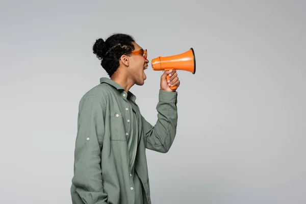 Vista Lateral Del Hombre Afroamericano Elegante Gritando Megáfono Aislado Gris — Foto de Stock