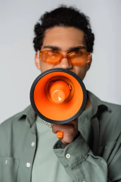 Vista Frontal Del Hombre Afroamericano Borroso Gafas Gritando Altavoz Naranja —  Fotos de Stock