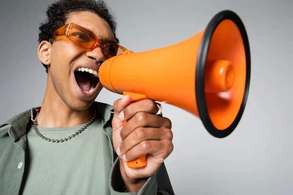 Trendy Ragazzo Afroamericano Occhiali Collana Urlando Megafono Isolato Grigio — Foto Stock