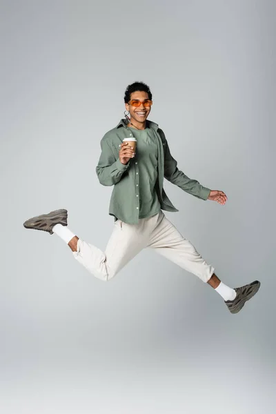 Homem Americano Africano Alegre Roupas Elegantes Levitando Com Copo Papel — Fotografia de Stock