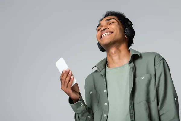Sudut Rendah Melihat Afrika Amerika Pria Dengan Smartphone Mendengarkan Musik — Stok Foto