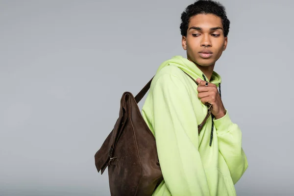 Elegante Hombre Afroamericano Con Capucha Verde Con Mochila Cuero Aislado — Foto de Stock