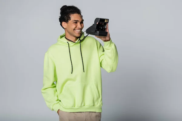 Pria Amerika African Bahagia Dengan Hoodie Hijau Mengambil Foto Kamera — Stok Foto