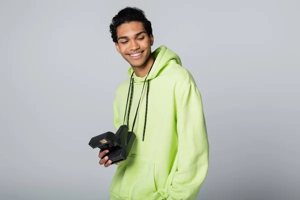 Sorridente Afro Americano Cara Com Câmera Vintage Segurando Mão Bolso — Fotografia de Stock